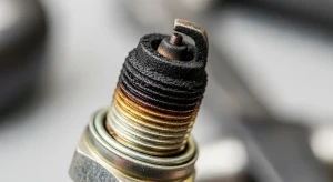 foto-busi-motor-berkerak-hitam