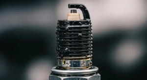 ilustrasi-mekanik-membersihkan-busi