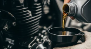 Close-up oli mesin yang sedang dituang ke dalam corong mesin motor