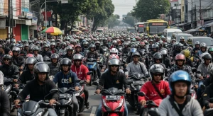 Antrian sepeda motor di jalanan perkotaan Indonesia yang padat